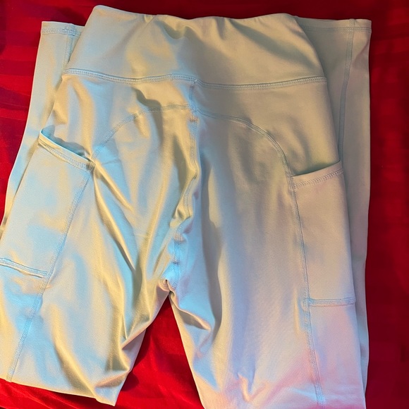 Mint violate the dress code - Picture 2 of 5